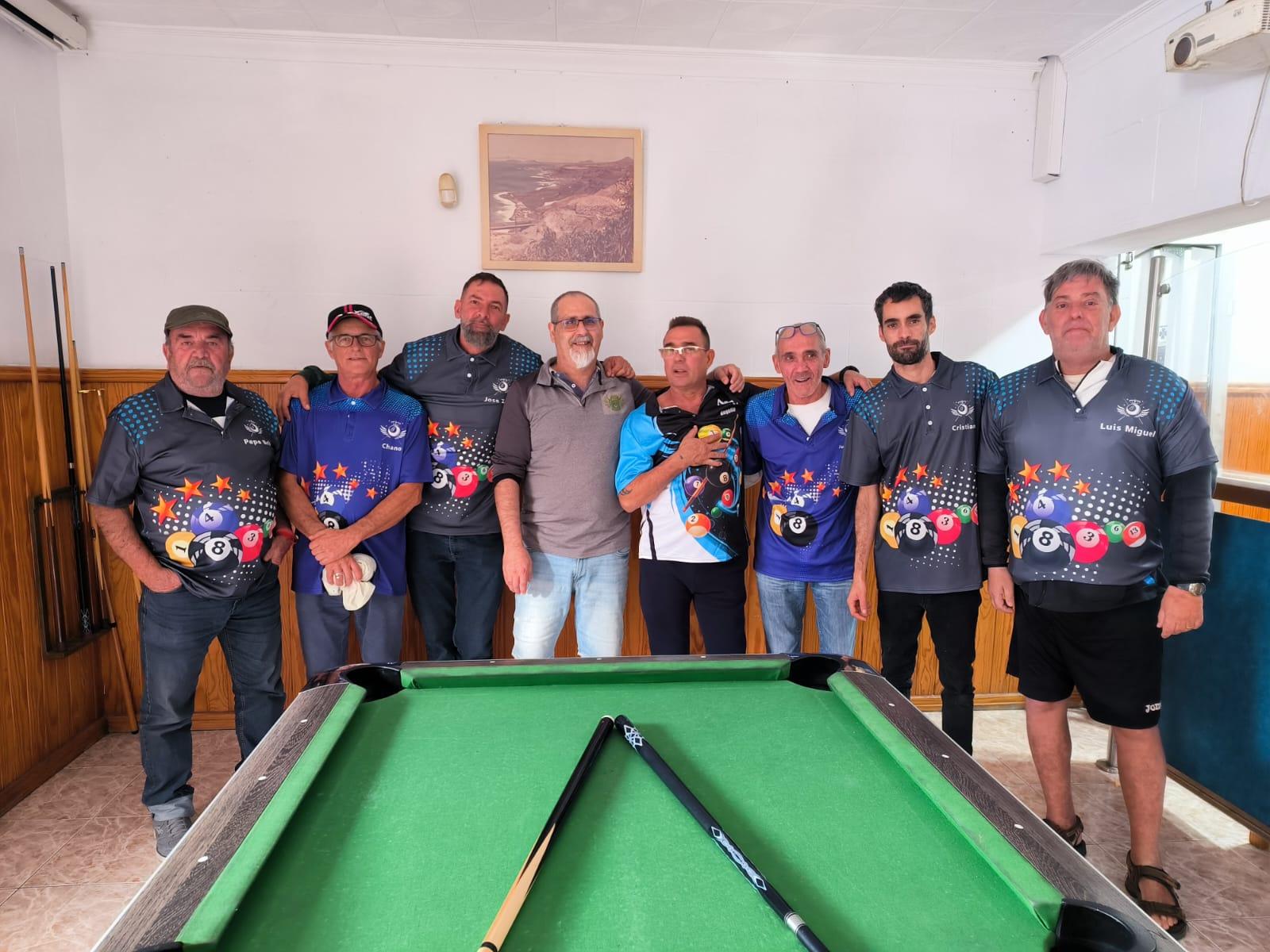 Celebración con amigos alrededor de la mesa de billar